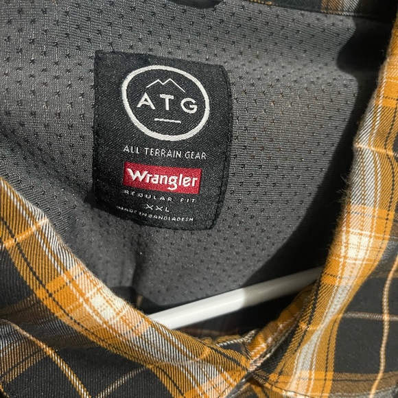 Wrangler long sleeve button down down - Picture 2 of 2